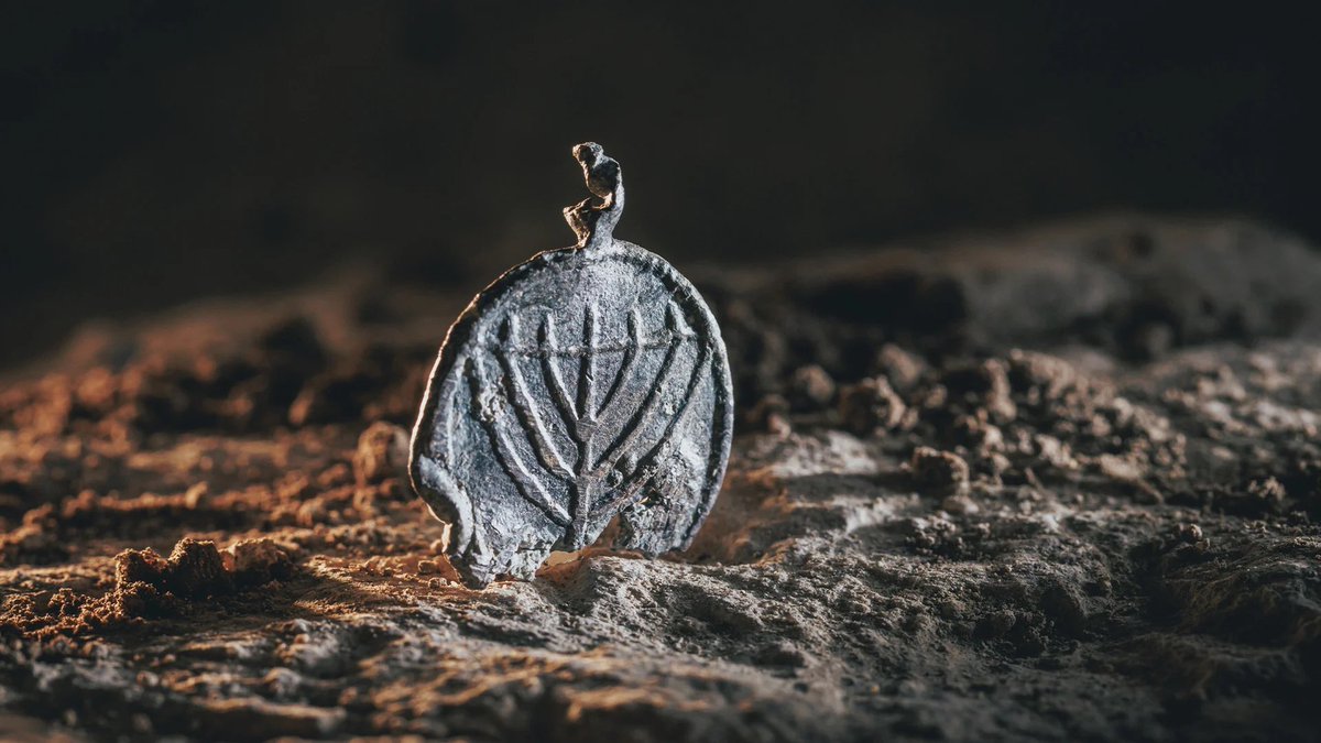 A #Gerusalemme, hanno scoperto un pendente in piombo di estrema rarità, risalente a 1.300 anni fa, ornato con una menorah! #Archeologia in #TerraSanta