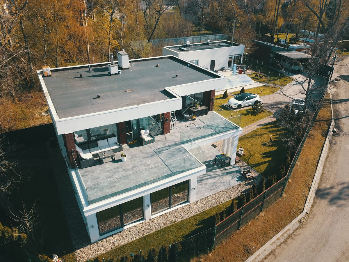 Hormold's tweet image. something like my first shitty design