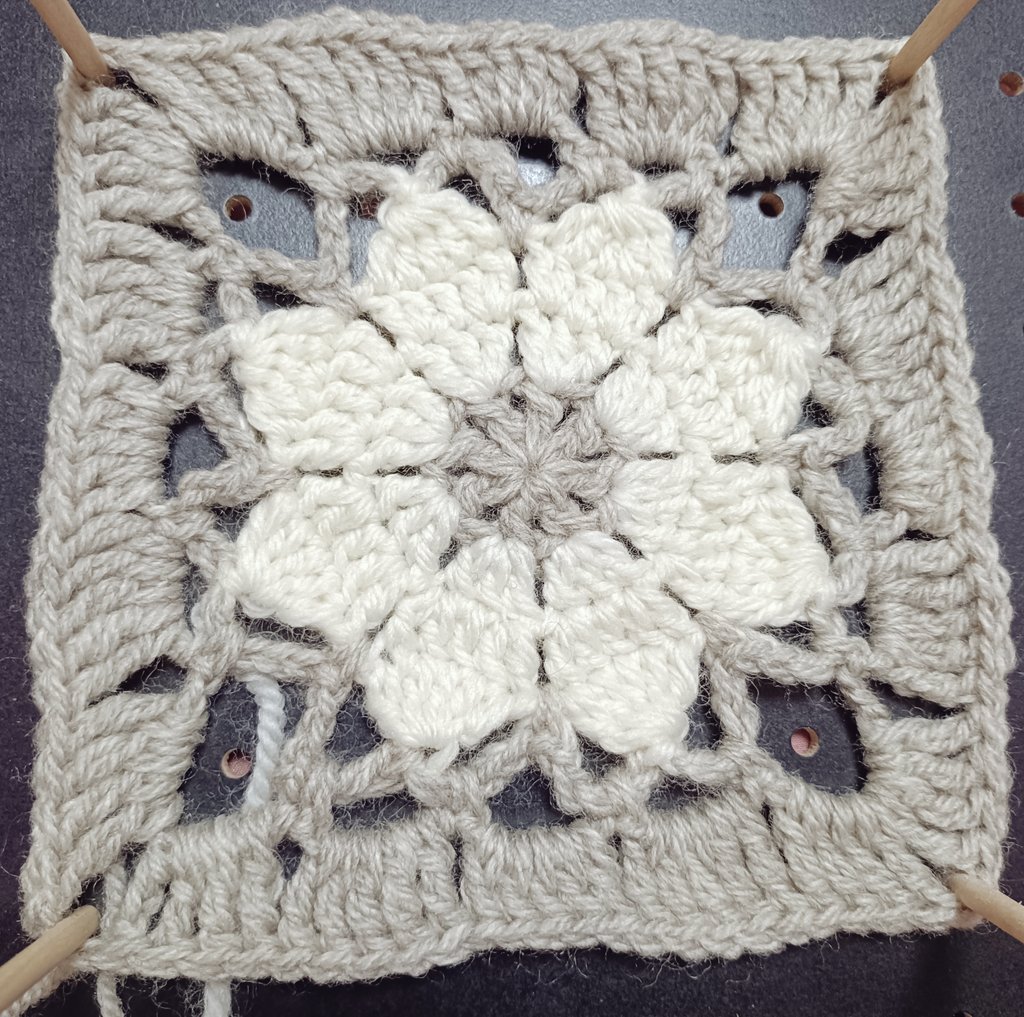 かぎ針編みアドベント2025 day24 花びらに続く鎖編みで色替えするの