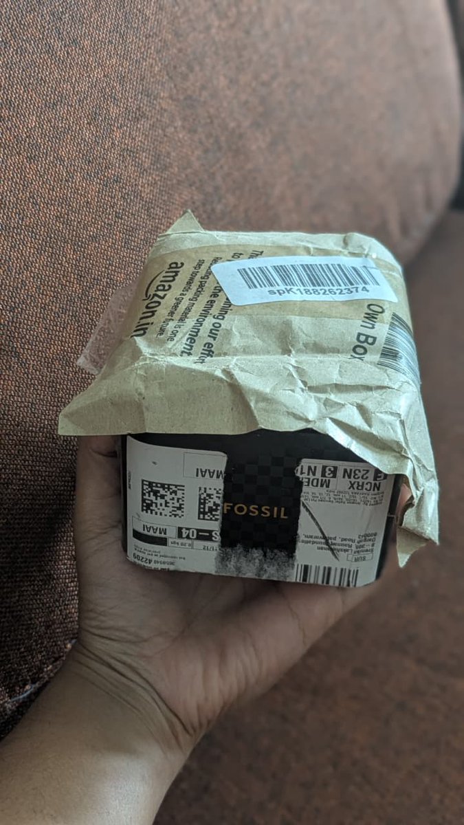 srenikaaaa's tweet photo. @amazonIN @amazon @emporioarmani 

Ordered an Emporio Armani watch for ₹13,500 from Amazon because offer + trust issues temporarily disabled.

Package arrives with ZERO outer packaging, just vibes.

Box says FOSSIL. Brain says: “Relax, Armani is inside” 🤡

Opened it.
FIRST COPY Fossil watch.
Not Armani.
Not original.
NOT EVEN WORKING. 💀⌚

Delivery guy already vanished like a side character

Mom entered panic + curse mode because ₹13.5K is not Monopoly money.

Scheduled return.
Sat at home all day like it’s a festival waiting for pickup.
No calls. No agent. No Pickup. No human interaction.

Amazon later: “Customer delayed return pickup”
EXCUSE ME???
I delayed NOTHING except my trust in online shopping 😭 @amazonIN 

Me 🤝 Mom 🤝 ₹13.5K
Stressed. Betrayed. Emotionally damaged. 😭📦