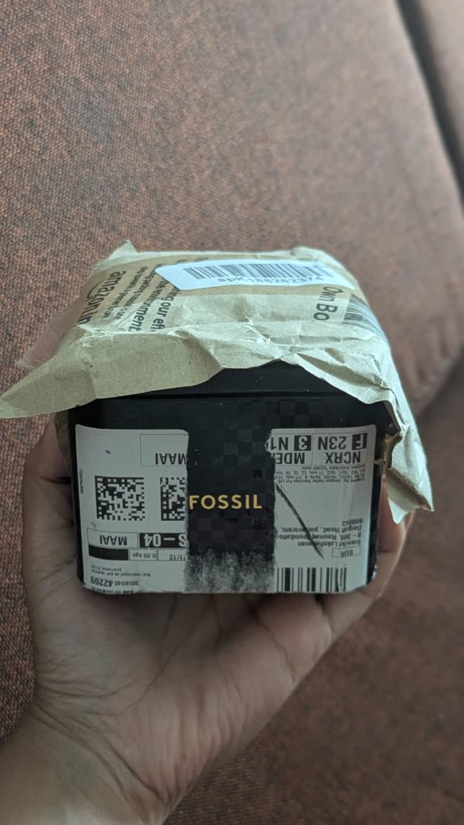 srenikaaaa's tweet photo. @amazonIN @amazon @emporioarmani 

Ordered an Emporio Armani watch for ₹13,500 from Amazon because offer + trust issues temporarily disabled.

Package arrives with ZERO outer packaging, just vibes.

Box says FOSSIL. Brain says: “Relax, Armani is inside” 🤡

Opened it.
FIRST COPY Fossil watch.
Not Armani.
Not original.
NOT EVEN WORKING. 💀⌚

Delivery guy already vanished like a side character

Mom entered panic + curse mode because ₹13.5K is not Monopoly money.

Scheduled return.
Sat at home all day like it’s a festival waiting for pickup.
No calls. No agent. No Pickup. No human interaction.

Amazon later: “Customer delayed return pickup”
EXCUSE ME???
I delayed NOTHING except my trust in online shopping 😭 @amazonIN 

Me 🤝 Mom 🤝 ₹13.5K
Stressed. Betrayed. Emotionally damaged. 😭📦