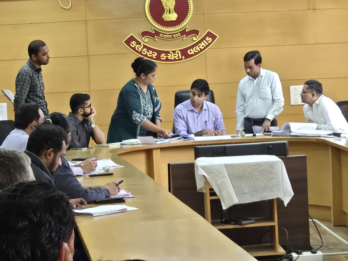 આજ રોજ જિલ્લા સ્વાગત અને ફરિયાદ નિવારણ કાર્યક્રમ અંતર્ગત અરજદારોના કુલ ૨૬ પ્રશ્નોને સંબંધિત સંલગ્ન અધિકારીશ્રીઓ સહ સાંભળી વિગતવાર ચર્ચા દ્વારા પ્રત્યુત્તરમાં હકારાત્મક વલણ, અભિગમ સાથે ઝડપી અને સમયમર્યાદામાં નિરાકરણ/નિકાલ લાવવા માટે સૂચનો કરવામાં આવ્યા. <a href="/CMOGuj/">CMO Gujarat</a> <a href="/revenuegujarat/">Revenue Dep. Gujarat</a>