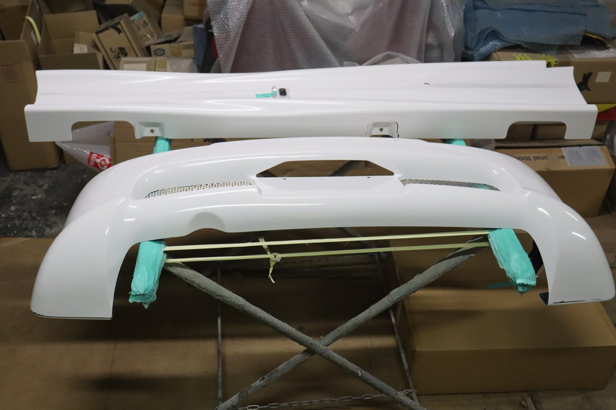 今回のマニアックオーダーエアロは、またまた久々のVIVIO用フロントバンパー、L900MOVEカスタム後期テールカバー、NAKEDフェイスガーニッシュ、そしてカプチーノ用リアバンパーと言う2000年代初めに発売されたエアロパーツのオンパレード！😆