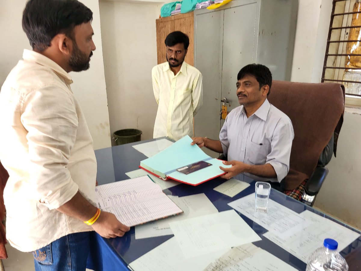 સરકારશ્રી દ્વારા અઠવાડિયામાં બે ગામોની મુલાકાત લેવા મળેલ સૂચના મુજબ આજે હિંમતનગર તાલુકાના પરબડા ગ્રામ પંચાયતની મુલાકાત લઈ ગામની અંદરના રસ્તાઓ, પીવાના પાણી, ઘન કચરાનો નિકાલ, ગટરના પાણીની નિકાલની વ્યવસ્થા જેવી તમામ માળખાગત સુવિધાઓની ચકાસણી કરી જરૂરી સૂચનો કરેલ...
<a href="/drgaurav09ias/">Dr. Gaurav Dahiya , IAS</a>