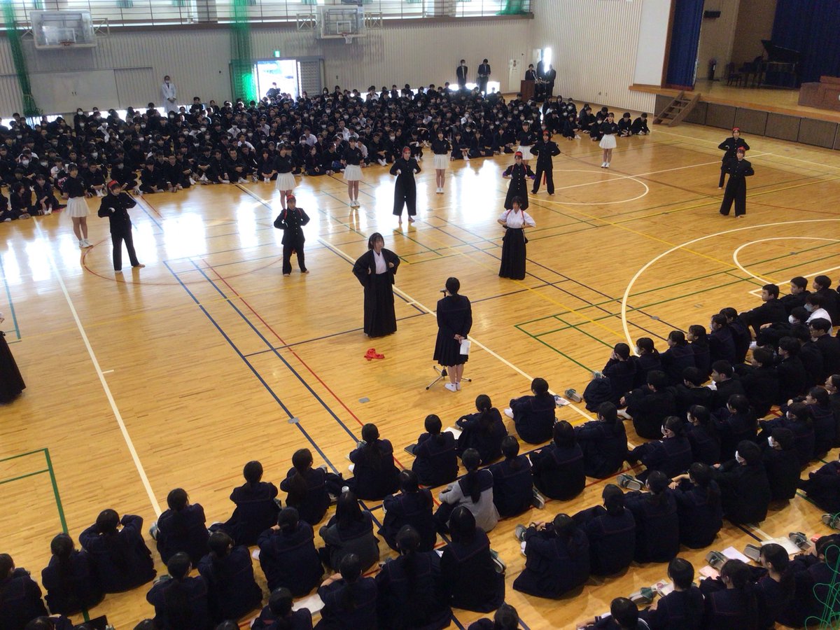 12月24日　表彰式、壮行会、共通テスト激励会を行いました。多くの部活動が活躍してくれました。九州大会、全国大会での活躍を期待しています。３年生の共通テスト激励会では応援団がエールを贈ってくれました。いよいよですね。体調管理をしっかりして、共通テストに臨んでください。応援しています。