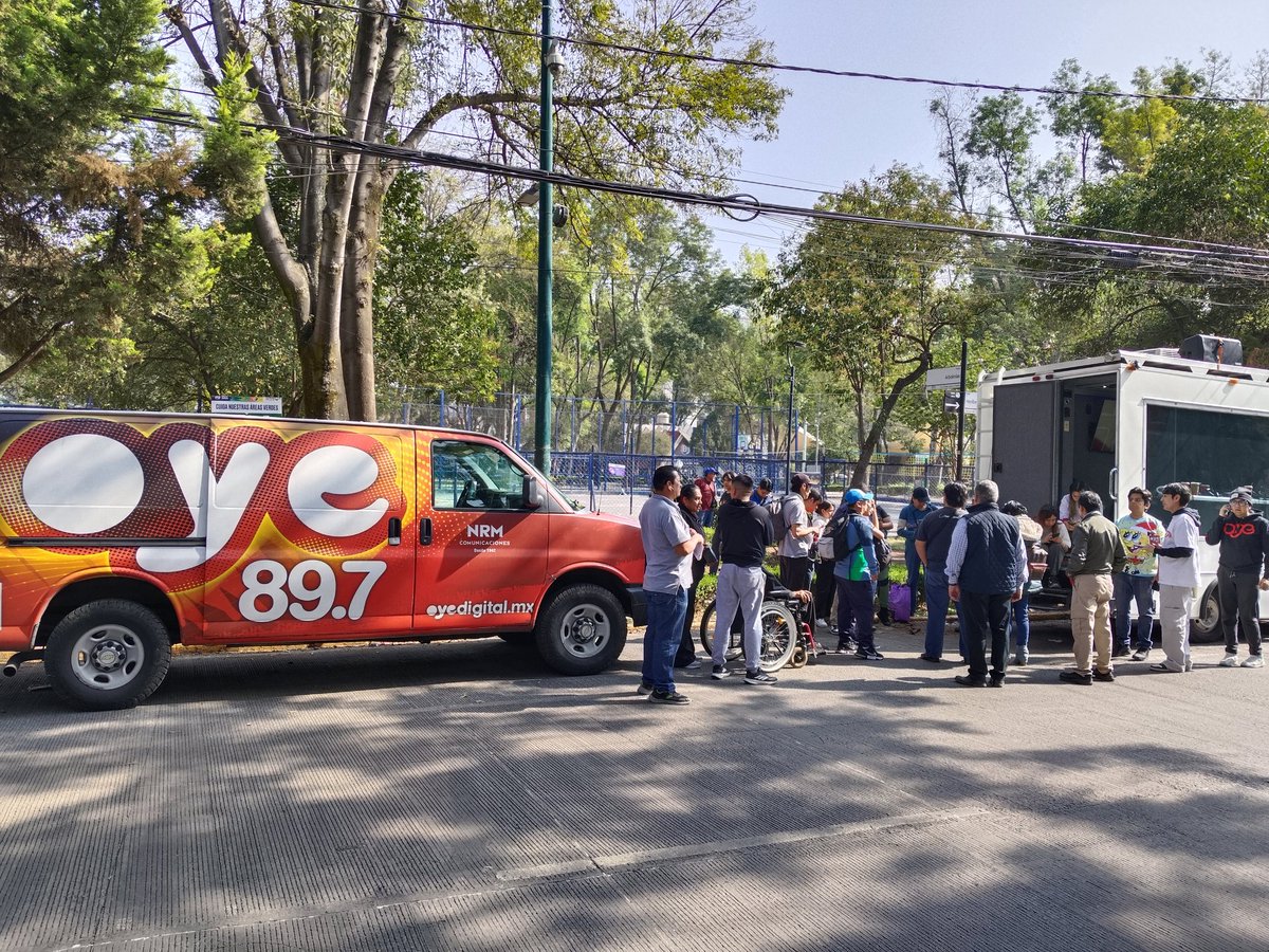 parte del #ClubLeonesDeOye897 presentes en la ruta navideña de <a href="/Oye897/">Oye 89.7</a> yeeeaahh!!!! 🌲📻 <a href="/jaidy_robles/">Jaidy Robles</a>