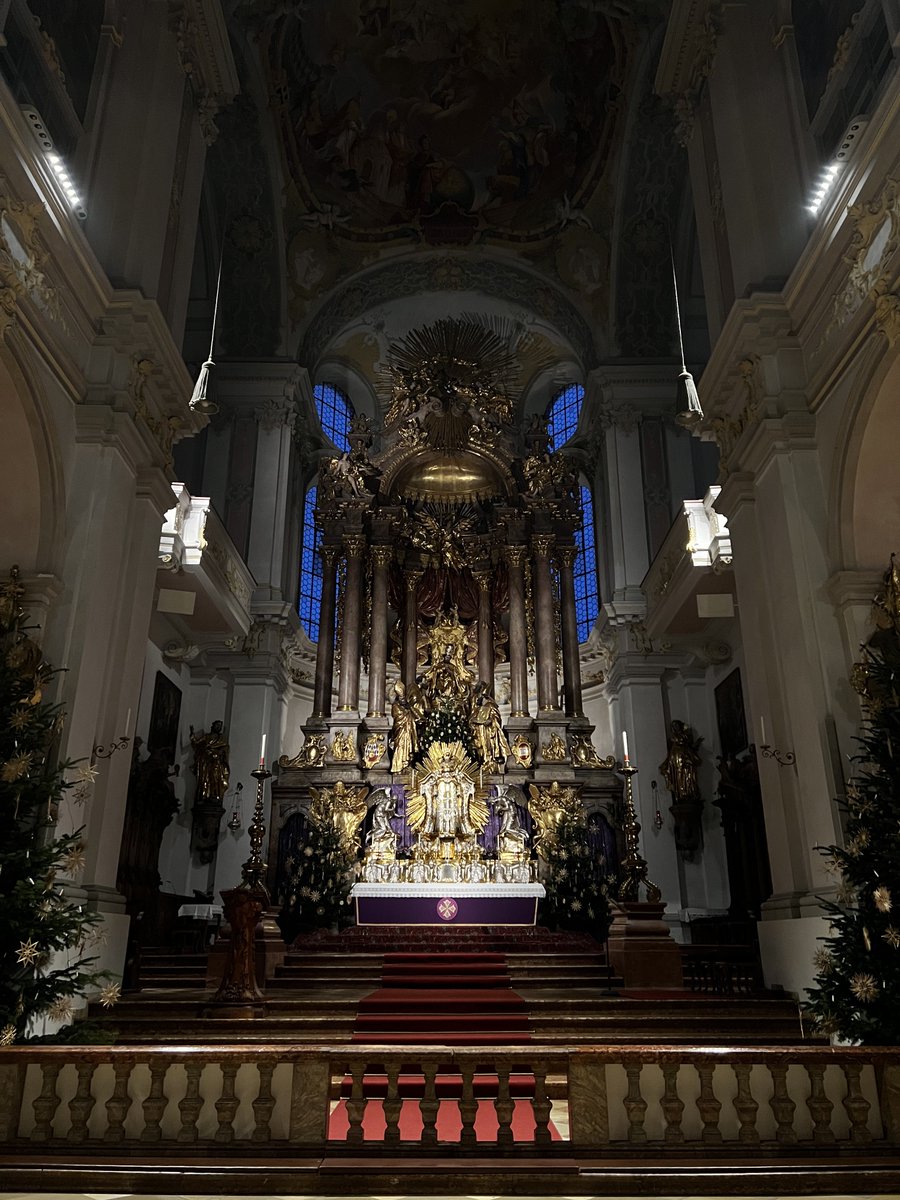 그는 꿈을 꾸는 얼굴로 눈을 감았다.

📍성 피터 교회 종탑