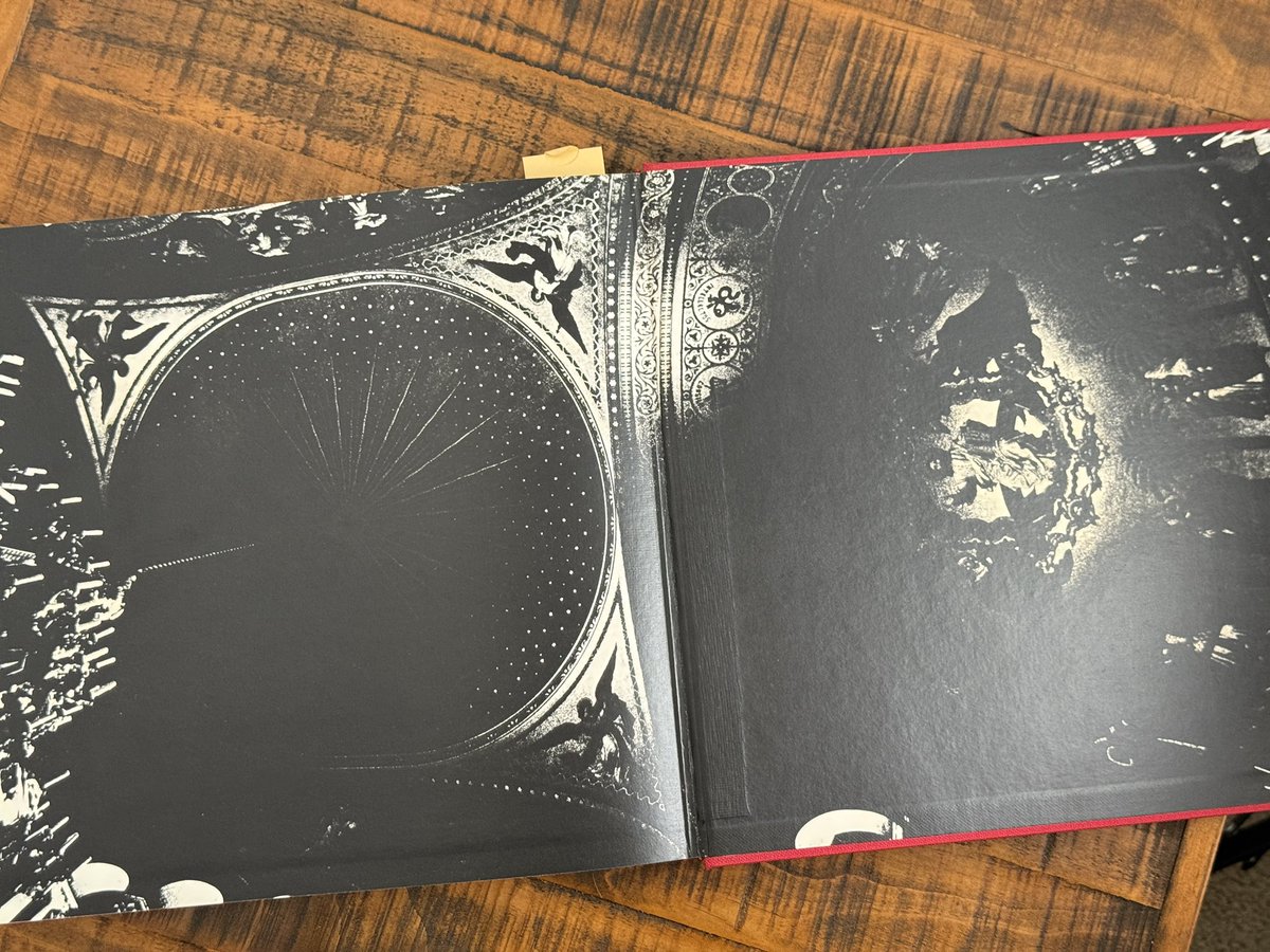 川田喜久治先生の写真集「聖なる世界」。裏見返しの写真はドイツの城の