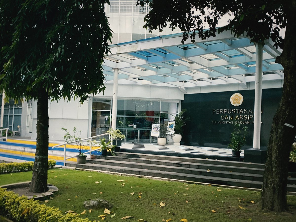 coffee_matchaaa's tweet image. #SudutUGM perpusat after rain🌧️