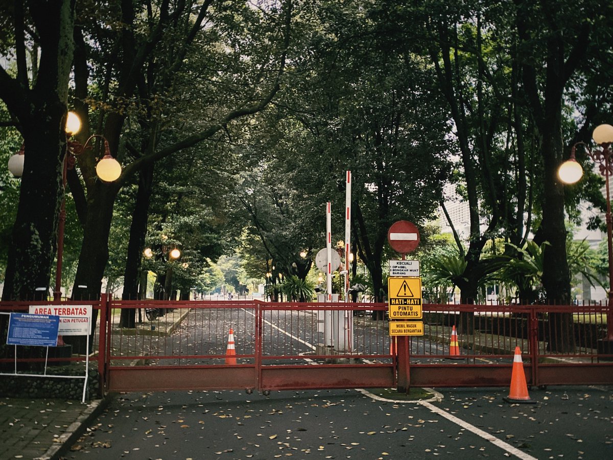 coffee_matchaaa's tweet image. #SudutUGM perpusat after rain🌧️