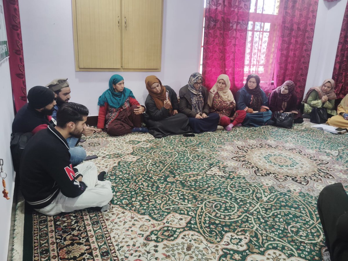 Prashaasan gaon ki aur. 
Panchayat soiteng, Block Srinagar.