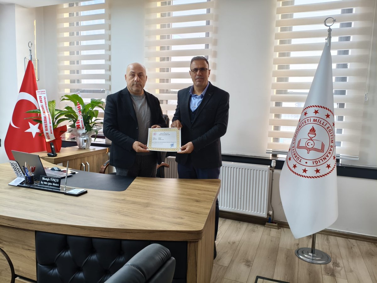 Kumlu İlçe Millî Eğitim Müdürlüğümüzde görev yapan Şube Müdür V. Sn. Ahmet AKAR, özverili ve başarılı çalışmaları dolayısıyla Kumlu Kaymakamı tarafından imzalanan Üstün Başarı Belgesi ile onurlandırıldı. Belge, İlçe Millî Eğitim Müdürü Sn. Mustafa TUNÇER tarafından takdim edildi