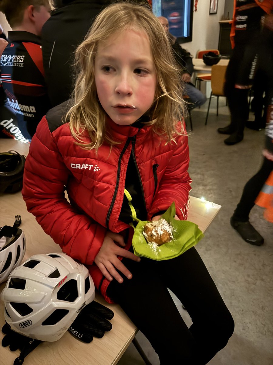 prsmiley69's tweet photo. Gisteravond een family gravelride van WV Otto Ebbens, samen met Jip. Koud, maar erg leuk… Hij wil op wielrennen zegt ie 🙈 #jipsmit https://t.co/OxIC2VylaT