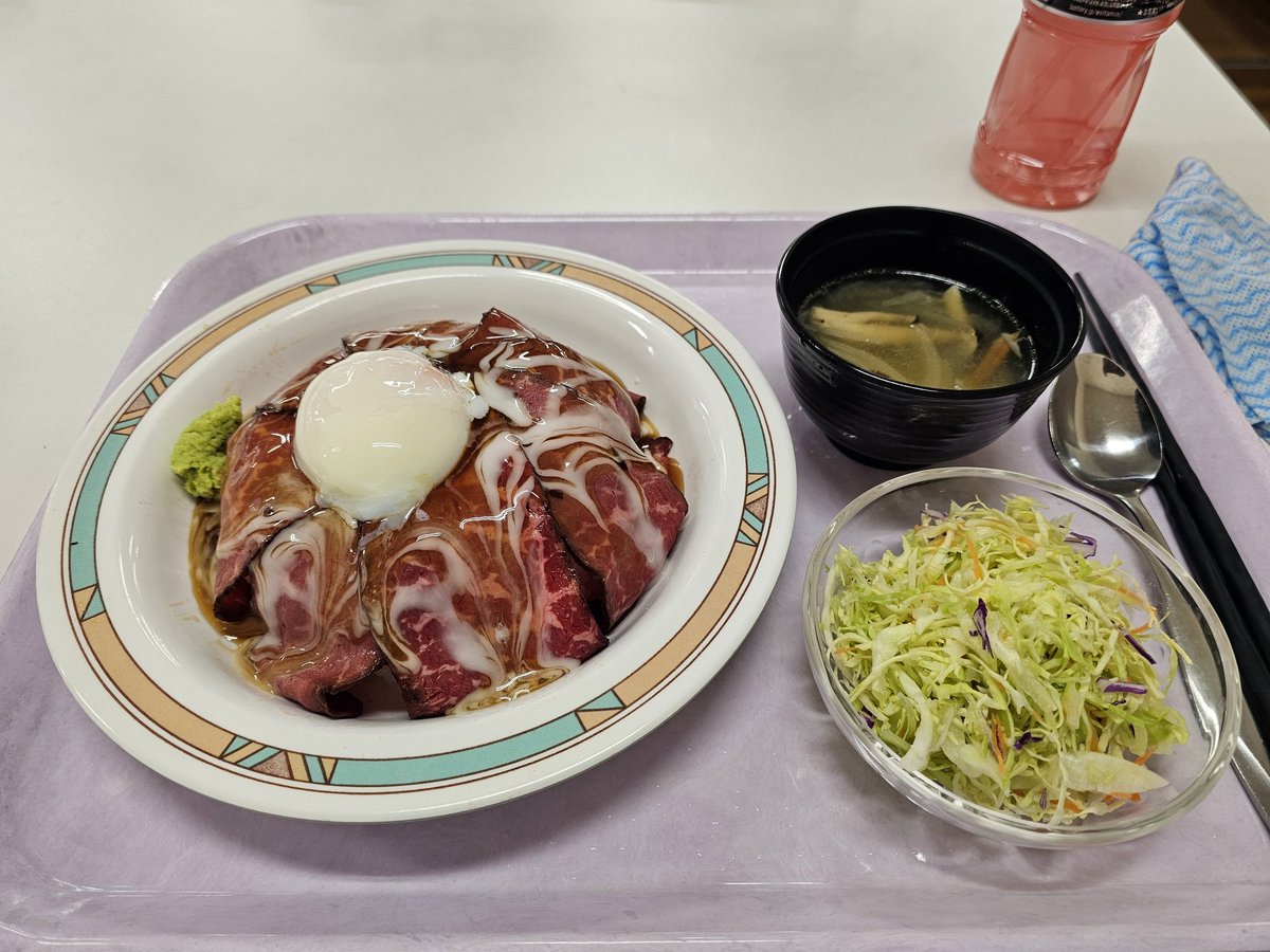 kitsin5's tweet photo. 社員食堂のローストビーフ丼セットスープとミニサラダ付きが
500円
今日だけメニューなんだけどね。
でもね、社食の利用者の90%が「ごちそうさま」って言わないの。
マジでお前らクソだぜ!
これが500円だぞ。
ねぇ。そう思いません? https://t.co/qusxbR5V9t