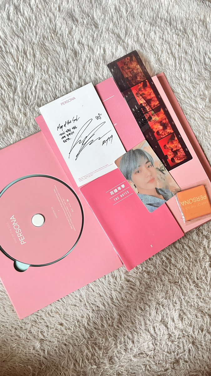 arynele's tweet photo. guys aku mau jual album bts 100K only/pcs nya bisa oyen free ongkir🤩✨🧡

1. Album BTS Persona Photocard V 
2. Album BTS Love Yourself: Answer Photocard Jungkook https://t.co/cXvJcyCRX4