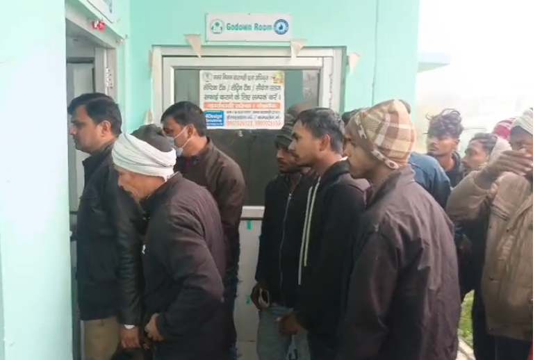 bstvlive's tweet image. वाराणसी : जलकल के संविदा कर्मचारी का मिला शव

➡कर्मचारी का फंदे से लटकता मिला शव
➡बजबजा प्लांट में बने कमरे में मिला शव
➡परिजनों ने लगाया हत्या का आरोप
➡लंका थाना क्षेत्र के रमना की घटना

#Varanasi #ContractEmployee #SuspiciousDeath #LankaThana @varanasipolice