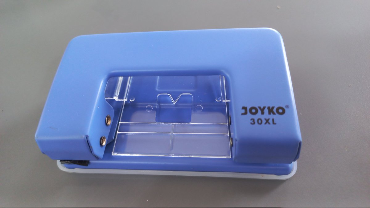 nchrms's tweet image. Look how cute my new 'Perforator' color is...for this year Christmas 🎄

*Lanjut membungkus kado 🎁 😌

#pembolongkertas #plongkertas #paperpunch