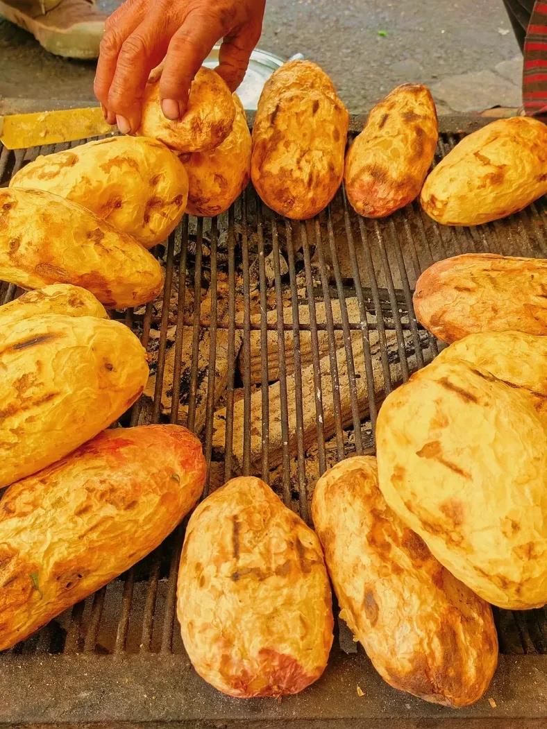 ThisisBijie's tweet image. Warm up with Bijie's winter street treats – roasted sweet potatoes, grilled dried bean curd, and popcorn – with flavors that reflect the essence of local life. Share your favorite snack in the comments section! #WinterTourism #BijieFood 🍠👇