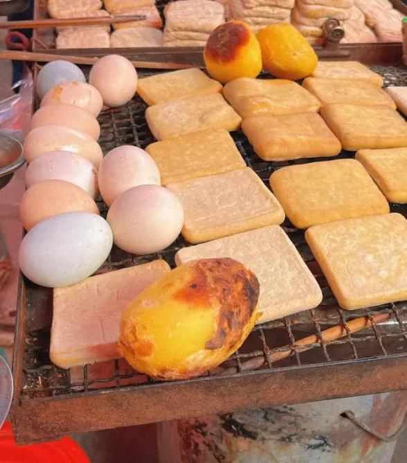 ThisisBijie's tweet image. Warm up with Bijie's winter street treats – roasted sweet potatoes, grilled dried bean curd, and popcorn – with flavors that reflect the essence of local life. Share your favorite snack in the comments section! #WinterTourism #BijieFood 🍠👇