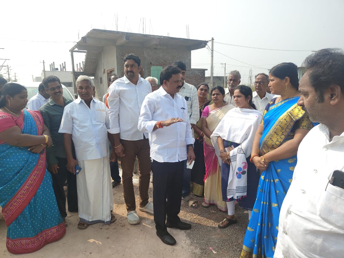 MuppidiOfficial's tweet image. కొవ్వూరు మండలం ధర్మవరం గ్రామంలో NREGS పథకం కింద రూ. 12 లక్షల నిధులతో మంజూరైన సీసీ రోడ్డుకు శంకుస్థాపన చేయడం జరిగింది. గ్రామ అభివృద్ధే లక్ష్యంగా, ప్రజలకు మౌలిక వసతులు మరింత మెరుగుపరచాలనే సంకల్పంతో ఈ పనులకు శ్రీకారం చుట్టాం. 

#MuppidiVenkateswaraRao
#KovvurMLA
#CCRoads