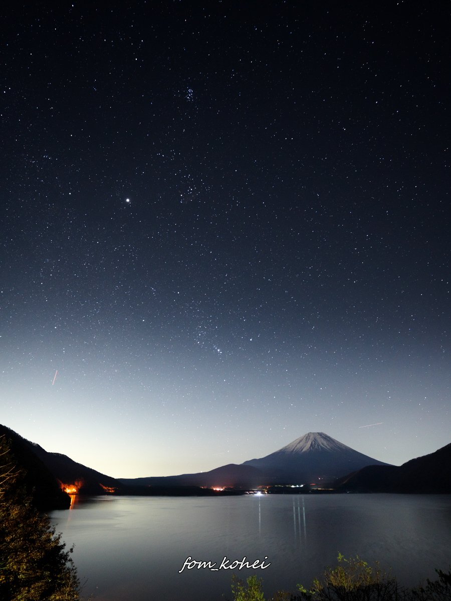 fom_kohei's tweet photo. 2024年12月
1年前の今ごろの季節

昇ってきたばかりの #オリオン座
の真上にある星の塊は #おうし座 の #昴 #プレアデス星団

#星景 #夜景 #冬の天の川 #富士山 #湖 #山梨 #StarrySky #WinterMilkyway #mtfuji #lake #TAMRON #A046 #sonyα #α7cii #SILKYPIX #これソニーで撮りました https://t.co/GTrM8iNUgf