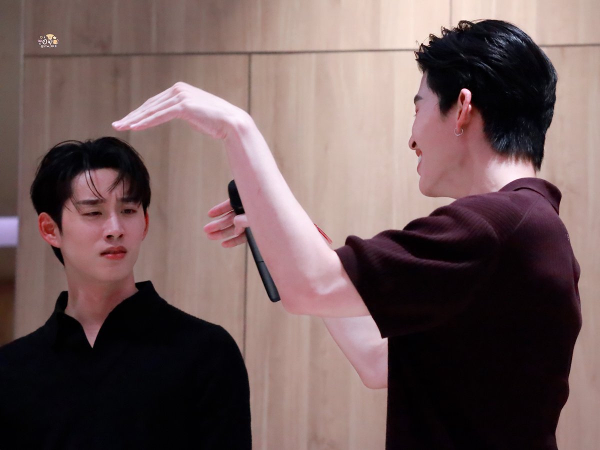 แล้วดูหน้าเอสดิ นี่ขำจะบ้า5555555555555555555

ME AND THEE PARTY PROMOTE

#MeAndTheePartyPressTour