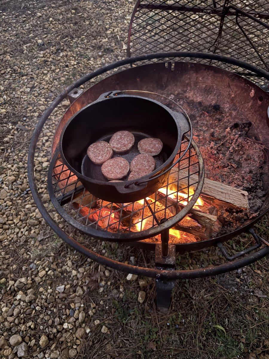 EricBeaver11381's tweet photo. Sausage, eggs &amp; cornbread https://t.co/tQg967QVNC