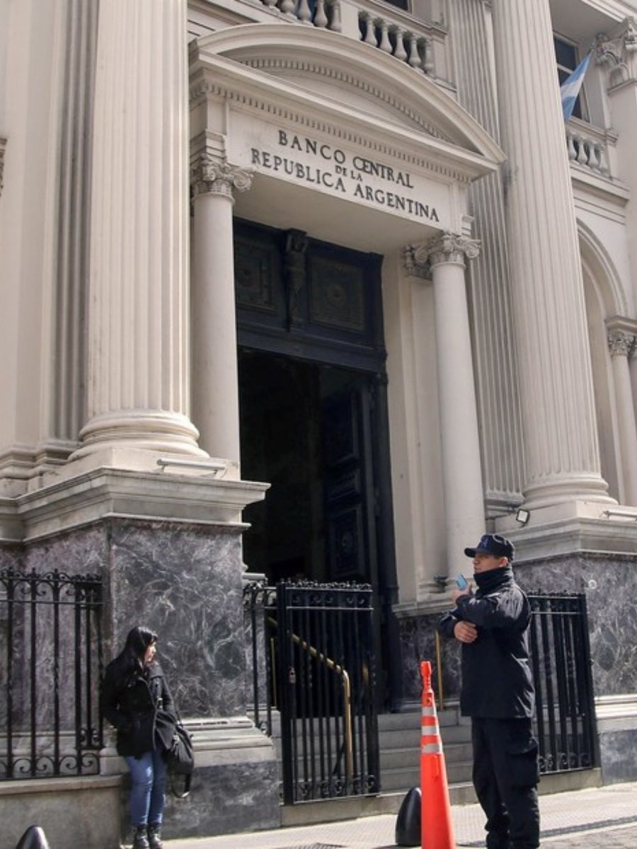 clarincom's tweet image. LA JUSTICIA ORDENA AL CENTRAL INFORMAR SOBRE EL ENVÍO DE ORO AL EXTERIOR

La Cámara Contencioso Administrativo Federal hizo lugar a un amparo de Sergio Palazzo y le exigió al Banco Central que detalle las operaciones realizadas con las reservas de oro en 2024, al considerar…