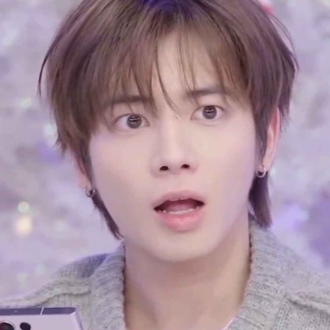 dailytaehyunie's tweet image. no difference