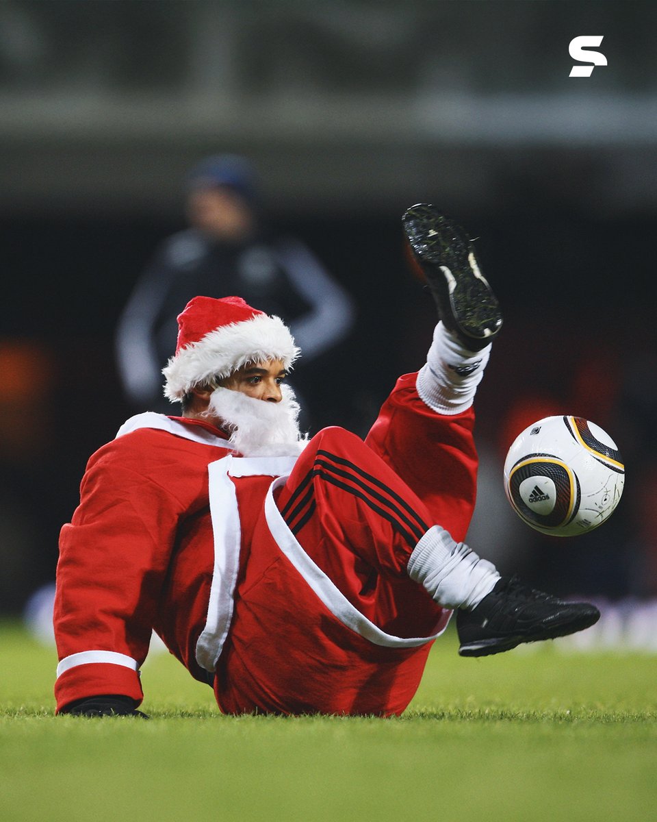 sportv's tweet photo. O PAI TÁ ON... E É O PAPAI NOEL! 🔥 🎅
Imagine estar assistindo ao jogo e o Noel surge dando um show de bola. Ele jogaria no seu time ou seria reserva? 🎄🤔
*Contém texto alternativo.
#FutebolNoSportv #FelizNatal #CeiaDeNatal #Craques #PapaiNoel #Freestyle https://t.co/xP7cevjfMZ