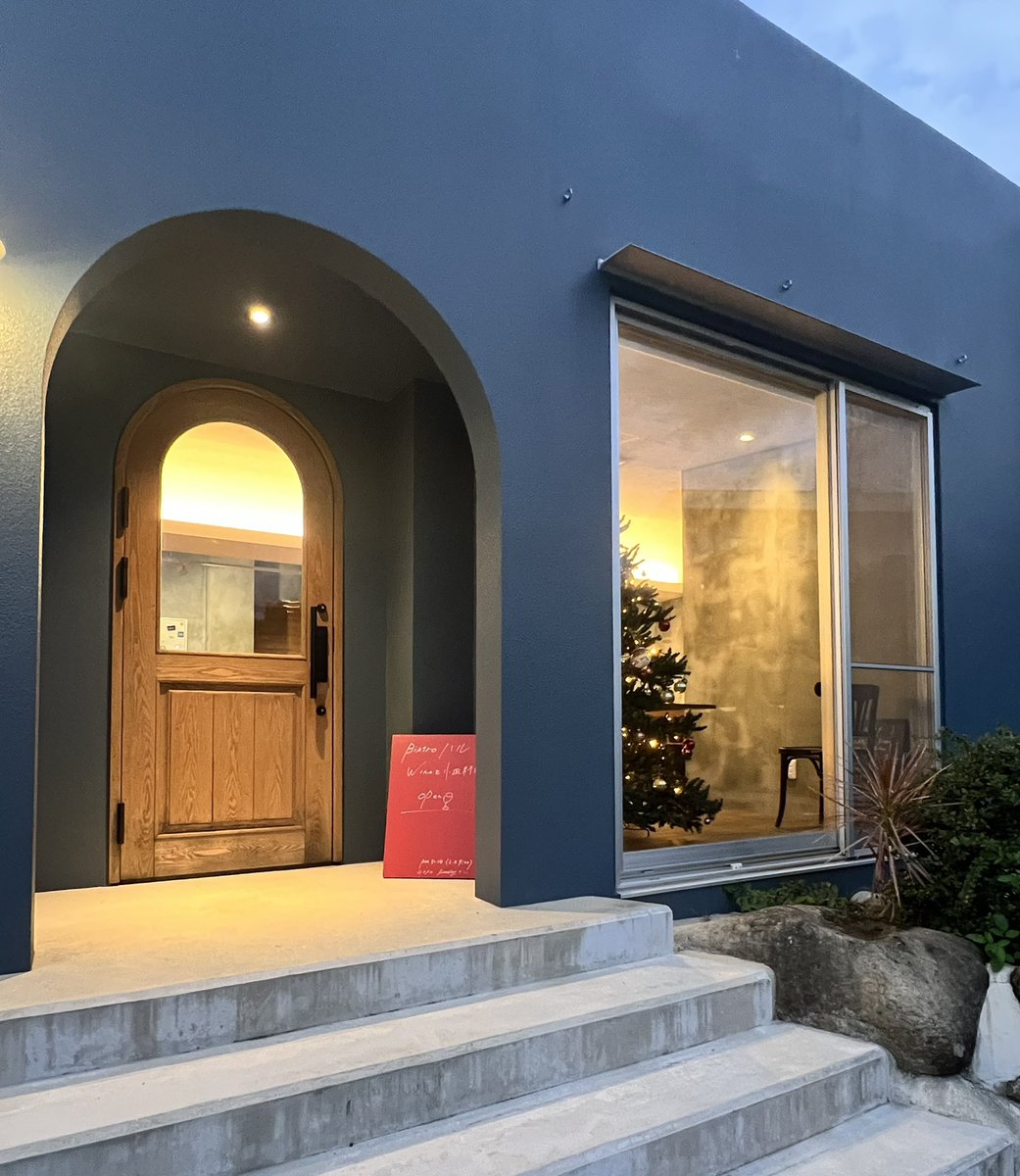 今夜はビストロハル。1人で過ごすクリスマスも嫌いじゃないし、誰かと一緒のクリスマスもよい。
本気のパテ・アンクルートや久米島赤鶏ベースのコンソメスープ、ミーバイとホタテムースのパイ包み、蝦夷鹿のカイエット、その他色々、色々。
皆さんそれぞれに良い夜を
Happy holidays🥂