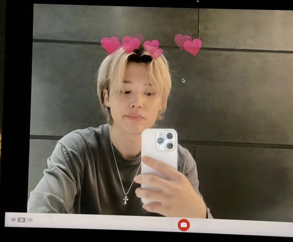 dollfolders's tweet image. taking pictures with the heart filter on the macbook like the baddies do oh he knows exactly who he is