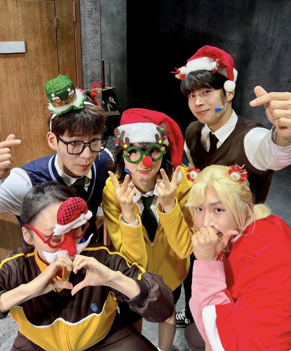 hqc_official's tweet image. 뮤지컬 &amp;lt;집이 없어&amp;gt;
💌𝗠𝗲𝗿𝗿𝘆 𝗖𝗵𝗿𝗶𝘀𝘁𝗺𝗮𝘀

오늘도 따뜻했던 한솔고의 크리스마스 이브!
모두들 메리크리스마스💚

-

#뮤지컬_집이없어
2025.11.26 ~ 12.28 #서울숲씨어터_2관