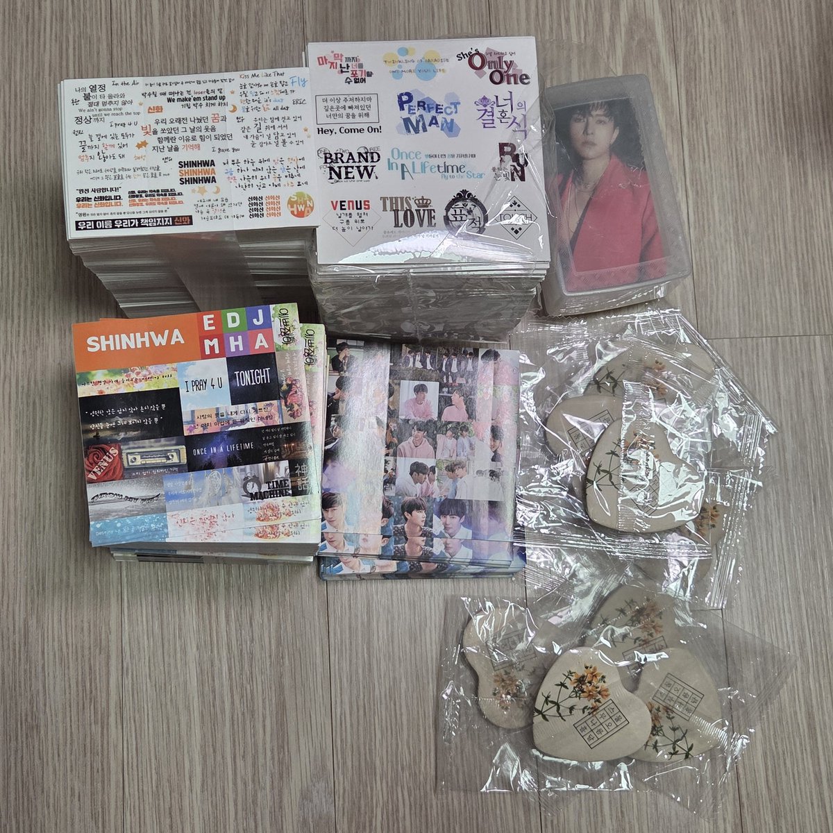 #rt

신화 굿즈 일괄 양도합니다! 따로 하기엔 양이 너무 많아서ㅜㅜ

앨범, DVD, 어록북, 에세이 등 50권 이상
응원봉, 슬로건
+ 갠제한 비공굿 덤으로 드립니다!
+ 그 외 잡다한 잡지나 나눔받은 물품, 우비 등 다 넣어드려요.

가격은 20이고 택배비 착불로 보내드립니다!