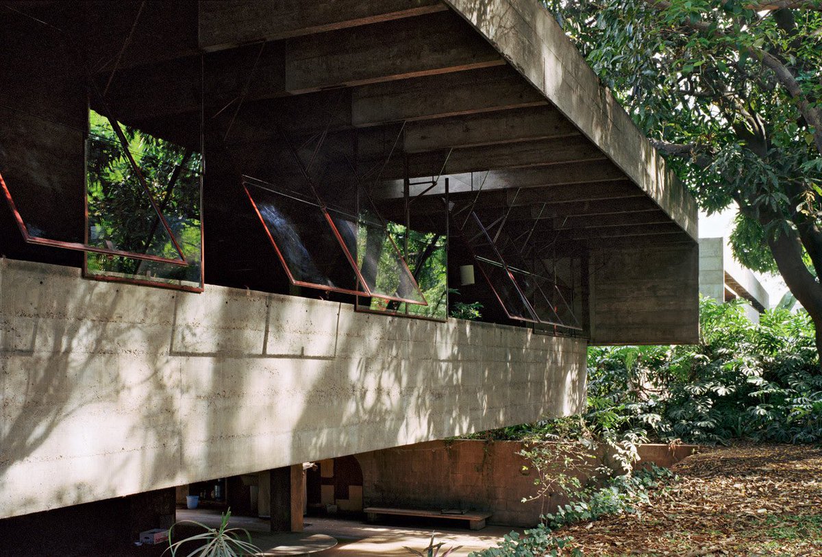 Proof again that Brutalism and plants just works 

Casa Butantã in São Paulo, Brazil designed by architect Paulo Mendes da Rocha