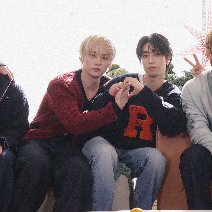 Things we know about miso dorm
🏳️‍🌈 Han twerks every morning
🏳️‍🌈 They take silly selfie on the elevator 
🏳️‍🌈 Leeknow grabs Han and throw him on the bed 
🏳️‍🌈 They "boxe" 
🏳️‍🌈Leeknow slaps han's butt ✋️
🏳️‍🌈Han crawl on all 4 and is "very obedient"
🆕️they kiss every morning