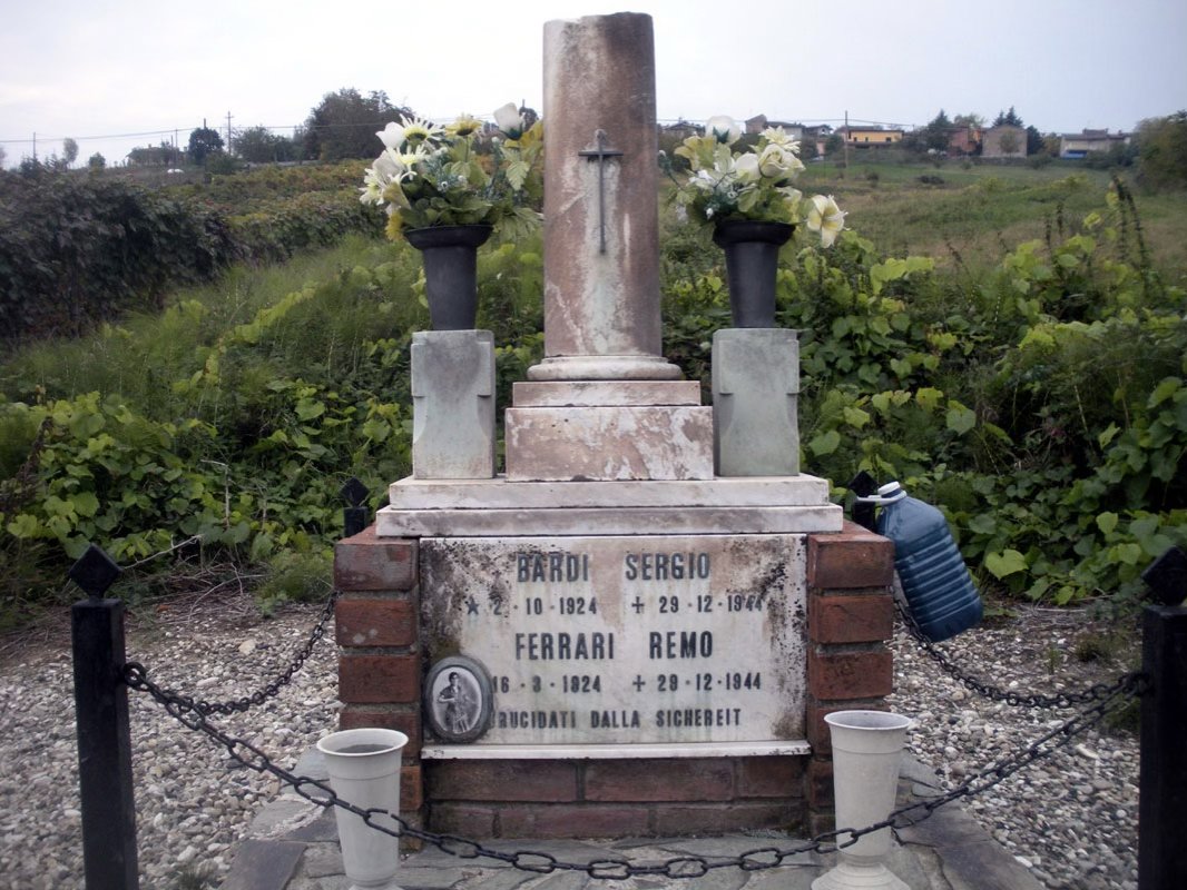 ANPIRomaPosti's tweet image. Operaio e partigiano della Divisione "Aliotta" Brigata "Matteotti", #SergioBardi, catturato dai nazifascisti, venne fucilato con #RemoFerrari il #29dicembre 1944 dalla #Sicherheits, nei pressi di Casa Colombi di #Castana.Aveva 20 anni.