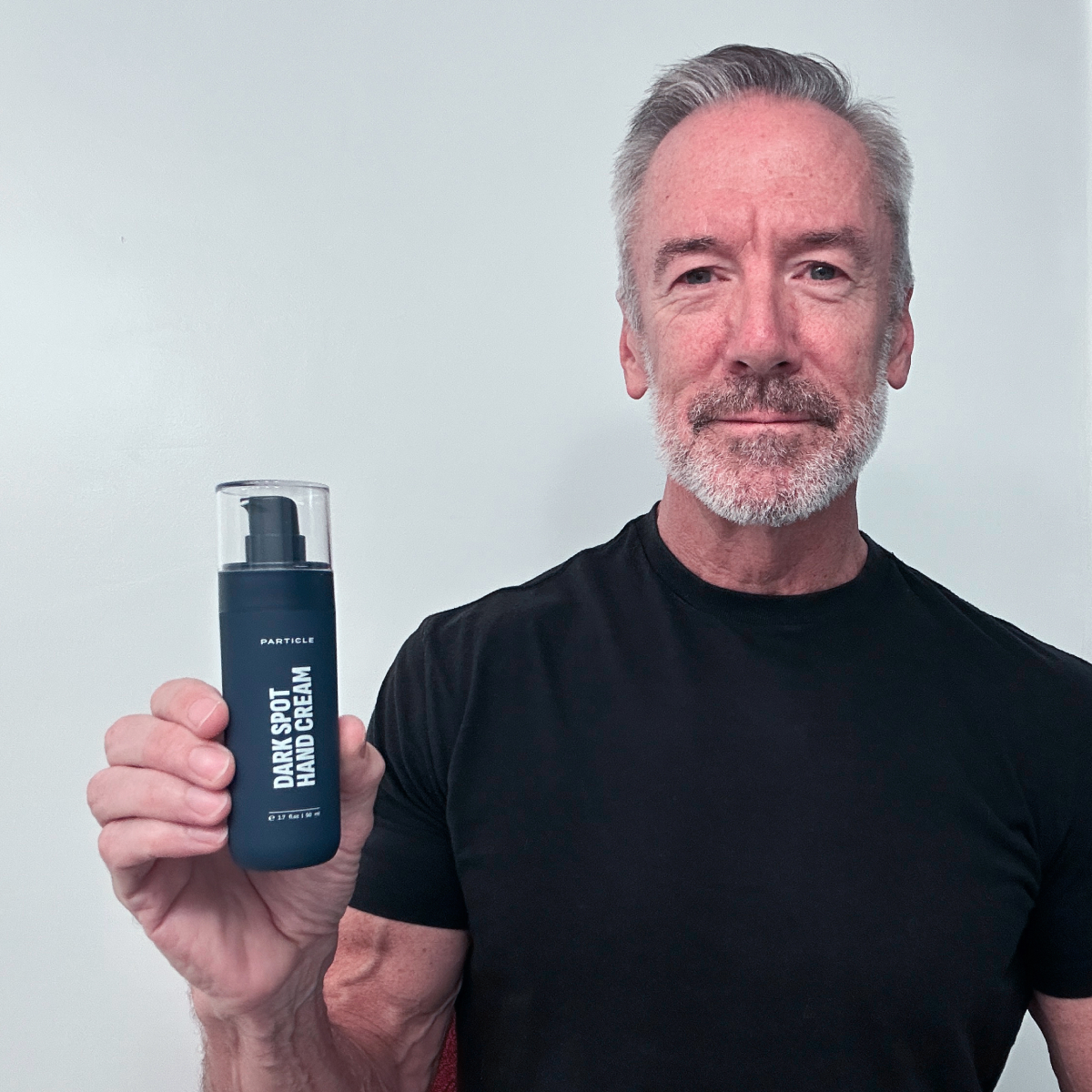 particleformen's tweet image. Hands tell your story.

Our Dark Spot Hand Cream helps reduce the appearance of dark spots while hydrating and evening skin tone — all without a greasy feel.

Simple. Effective. Made for daily use.

#mensgrooming #handcream #antiaging #menshealth #darkspots