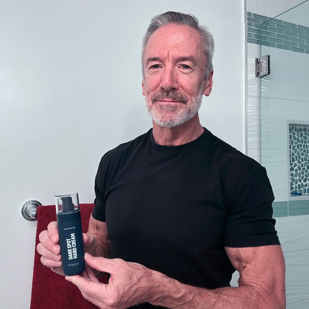particleformen's tweet image. Hands tell your story.

Our Dark Spot Hand Cream helps reduce the appearance of dark spots while hydrating and evening skin tone — all without a greasy feel.

Simple. Effective. Made for daily use.

#mensgrooming #handcream #antiaging #menshealth #darkspots
