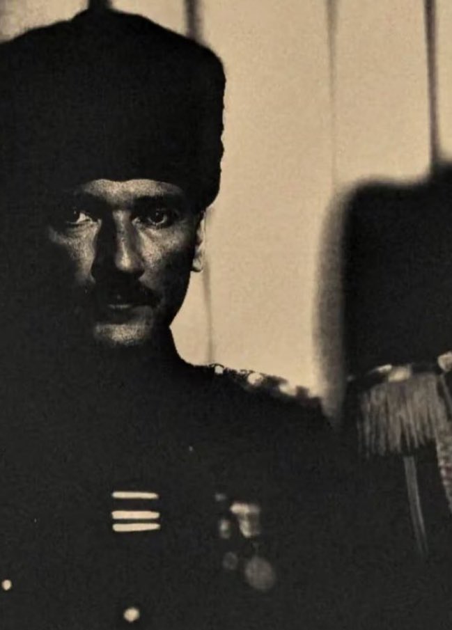 2xOnur's tweet image. Ben tarihçi olmadan önce Atatürk’ün çok büyük bir adam olduğunu biliyordum. Fakat tarihçi olduktan sonra anladım ki her geçen gün başka yeni bir büyüklüğünü keşfediyorum. Öğrendikçe daha da büyüyen bir adam. 

Selanikli bir yetim düşünün. Tüm o Balkan facialarını gün ve gün…