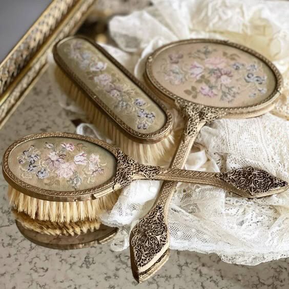 desolrex's tweet image. For @D1AMANTEPUR0,

Only the most exquisite set of hair tools for his beloved Mamá. May this holy season bestow a sense of repose upon you.

Merry Christmas,
Louis x