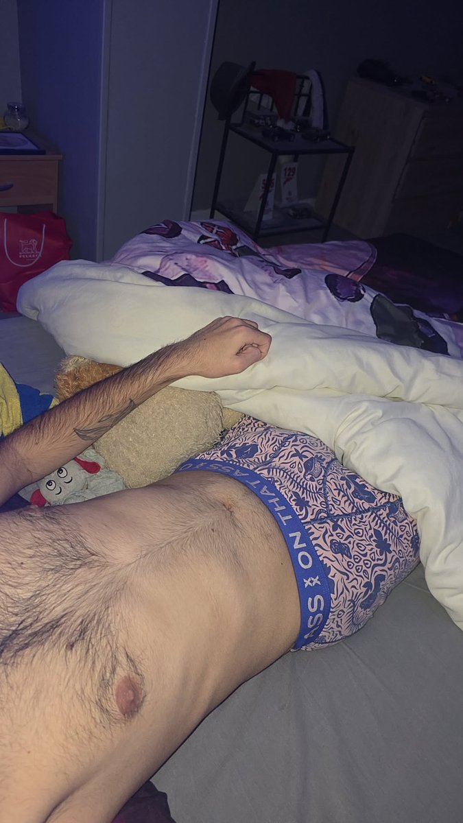 jeunebi_70's tweet photo. Je me sens seul dans mon lit 🫣🫣🫣 https://t.co/ebpJf70a2l