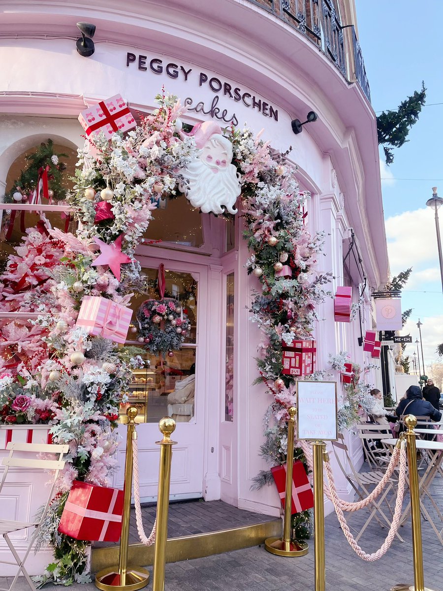 MiniMico's tweet image. Getting myself some Peggy Porschen cupcakes on Christmas Eve is starting to become a bit of a tradition