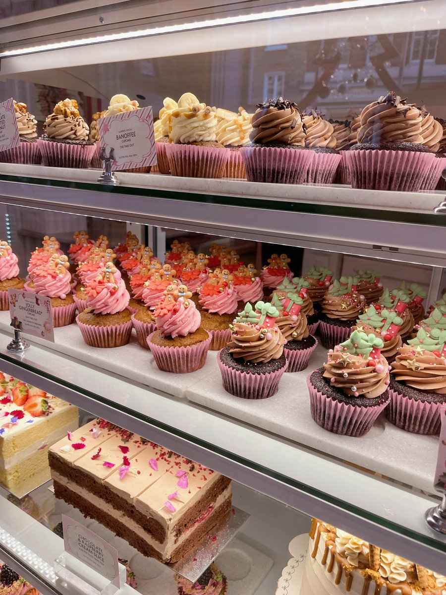 MiniMico's tweet image. Getting myself some Peggy Porschen cupcakes on Christmas Eve is starting to become a bit of a tradition