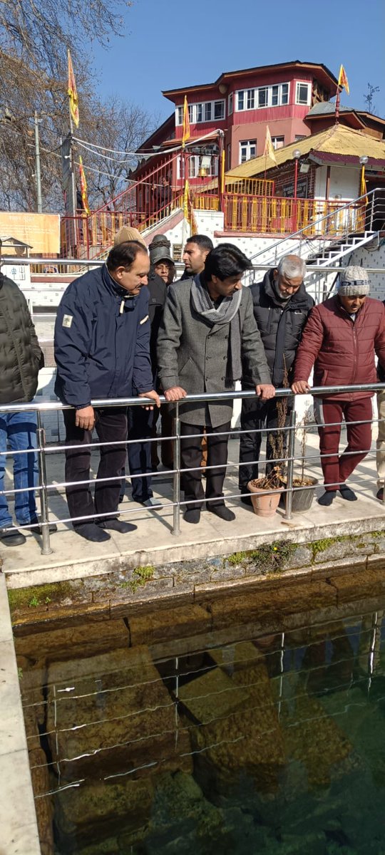 panditaAPMCC63's tweet photo. A bad omen indeed ! 
Lot of holy fish are dying at pious pond of Mattan Martand in south Kashmir. Divine intervention needed.
Not a good sign,though a small %age of fish would die bcoz of cold water or minor infection during the past. But this time about 70% pious fish revered by all kashmiris are dying. Administration is attending but technically immediate steps like immersion heating system and aeration system needs to be put. I also contacted an expert of fisheries seelampur Delhi, who suggests cleaning of fungi too at the pond bed.Yatris are also advised to put small qty. of one type of feed only.Pray for motherland🍁
@DCAnantnag @OfficeOfLGJandK @OmarAbdullah