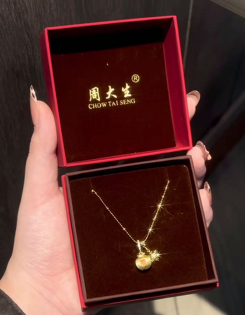 🎄 平安夜快乐！大伙们今晚是外出约会，还是在家刷盘 / 撸项目？我属于第三种😂，趁着市场安静，翻了下昨天提到的 StandX，越看越觉得它真正的核心，其实不是 Perps，而是 $DUSD 。
用一句人话概括, $DUSD = 放在钱包里就会自己长收益的稳定币

几个关键点很多人容易忽略：

• 不需要 staking
•