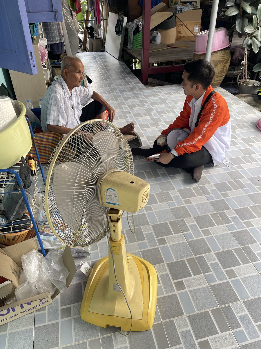 qualentinop's tweet image. วันนี้ช่วงบ่ายผมได้มีโอกาสลงเยี่ยมเยียนแนะนำตัวพ่อแม่พี่น้องชาวชุมชนวัดหัวกระบือ ชุมชนแห่งนี้อยู่ติดกับวัดหัวกระบือ ผมได้รับฟังจากพ่อแม่พี่น้องว่าส่วนใหญ่บ้านเรือนมีปัญหาเรื้อรังจากน้ำทะเลหนุน และน้ำที่ปล่อยจากในเมืองทุกปี
.
พื้นที่บางขุนเทียนเป็นพื้นที่ติดทะเล…