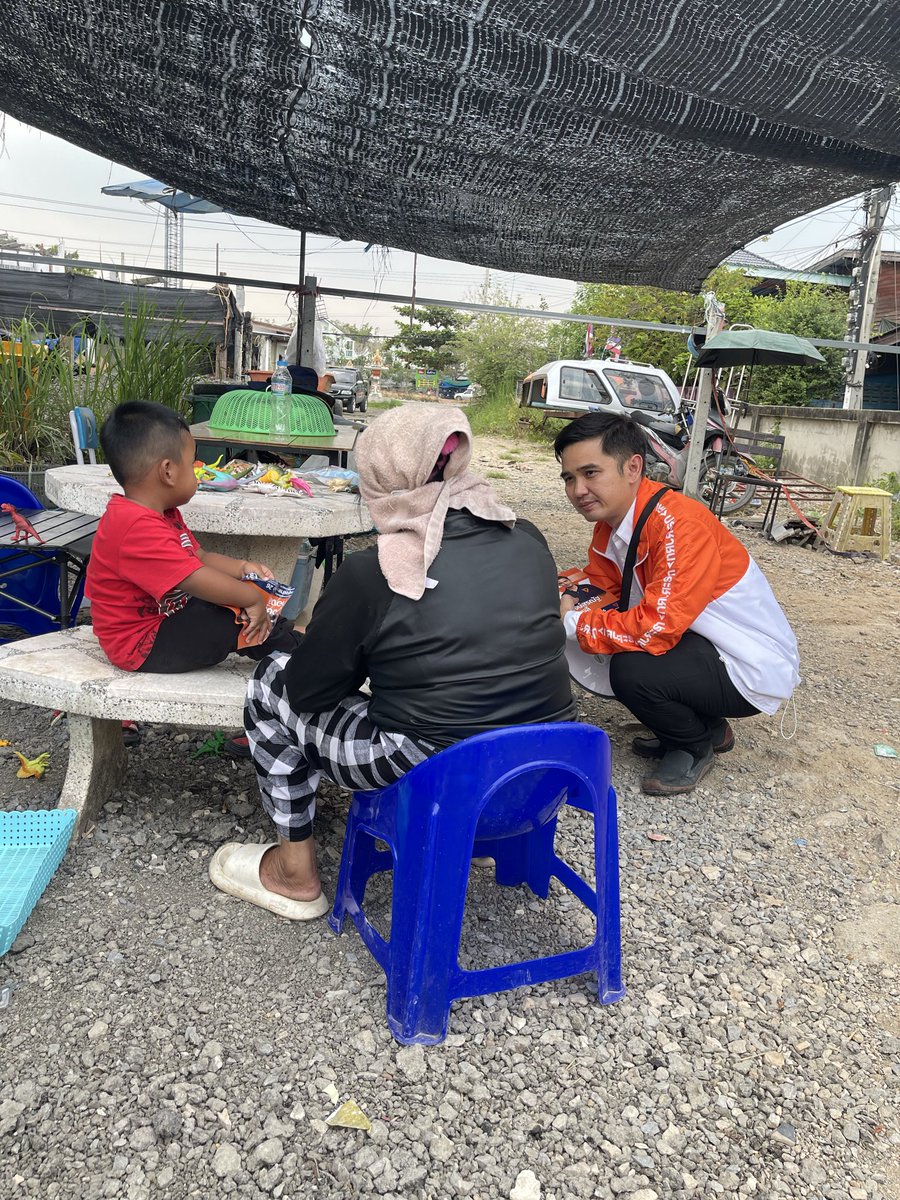 qualentinop's tweet image. วันนี้ช่วงบ่ายผมได้มีโอกาสลงเยี่ยมเยียนแนะนำตัวพ่อแม่พี่น้องชาวชุมชนวัดหัวกระบือ ชุมชนแห่งนี้อยู่ติดกับวัดหัวกระบือ ผมได้รับฟังจากพ่อแม่พี่น้องว่าส่วนใหญ่บ้านเรือนมีปัญหาเรื้อรังจากน้ำทะเลหนุน และน้ำที่ปล่อยจากในเมืองทุกปี
.
พื้นที่บางขุนเทียนเป็นพื้นที่ติดทะเล…