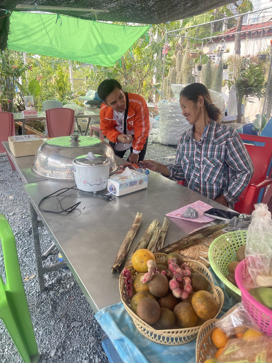 qualentinop's tweet image. วันนี้ช่วงบ่ายผมได้มีโอกาสลงเยี่ยมเยียนแนะนำตัวพ่อแม่พี่น้องชาวชุมชนวัดหัวกระบือ ชุมชนแห่งนี้อยู่ติดกับวัดหัวกระบือ ผมได้รับฟังจากพ่อแม่พี่น้องว่าส่วนใหญ่บ้านเรือนมีปัญหาเรื้อรังจากน้ำทะเลหนุน และน้ำที่ปล่อยจากในเมืองทุกปี
.
พื้นที่บางขุนเทียนเป็นพื้นที่ติดทะเล…