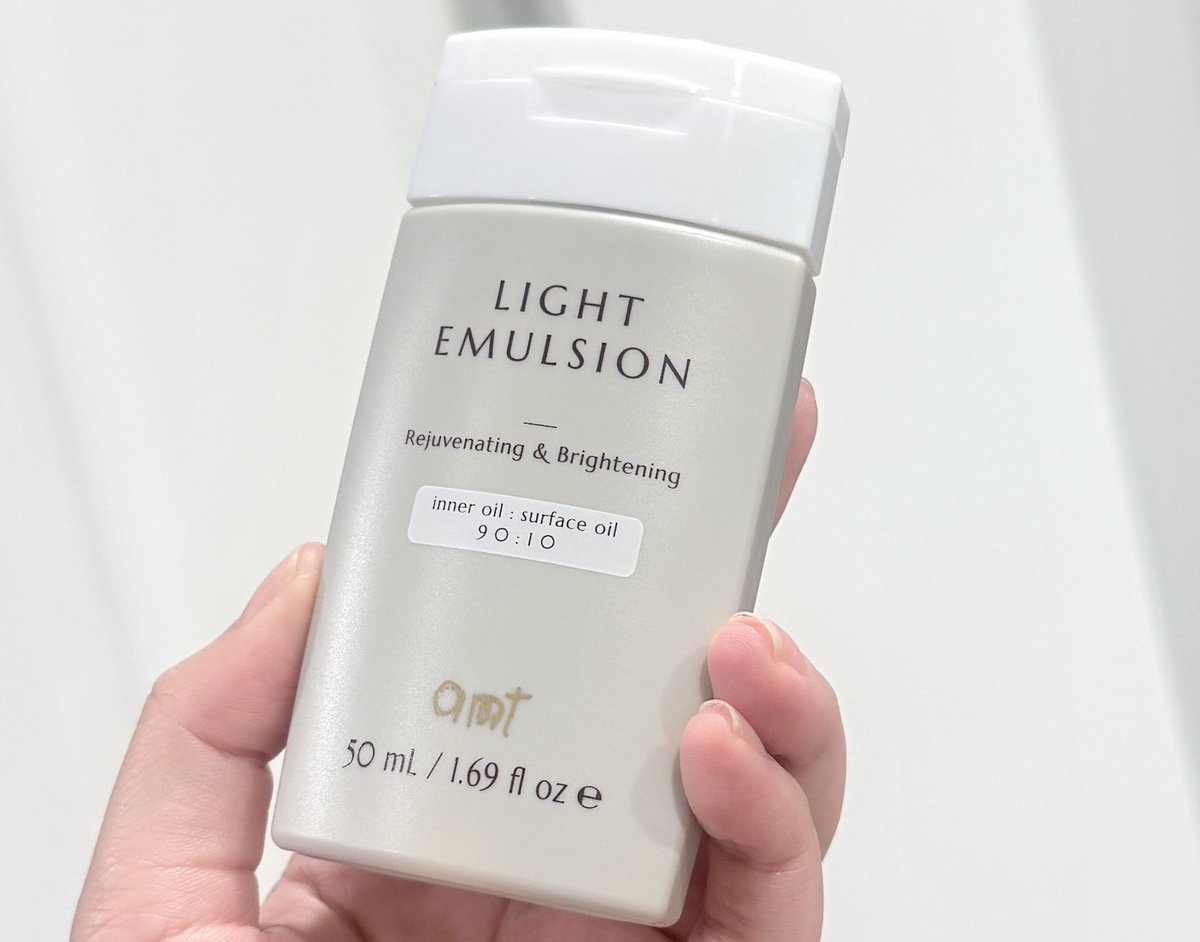 ttarntalzonel's tweet image. เป็นมอยซ์ที่เนื้อดีแบบดีจริงๆอ่ะ ไปต่อกับน้องแน่นอนปี 2026🥹  มอยซ์ amt สูตร Light  เหมาะกับคนผิวมันนะสูตรนี้ เนื้อเหมือนจะเป็นเจลแต่ก็ไม่ใช่มีความน้ำๆบางเบา แต่ให้ความชุ่มชื้นดีมากๆ ตอนทาคือมันไม่กองบนผิวอ่ะ ให้ผิวฉ่ำแต่ไม่มัน ไม่อุดตันด้วย แต่งหน้าต่อได้ไม่รบกวนเมคอัพ…